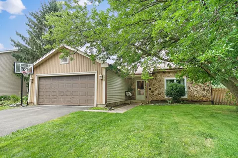 915 Fox Run Ln, Algonquin, IL 60102