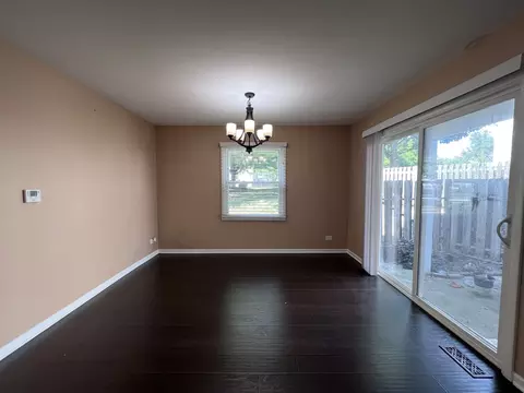 1847 Williamsburg Dr, Hoffman Estates, IL 60169 photo 4