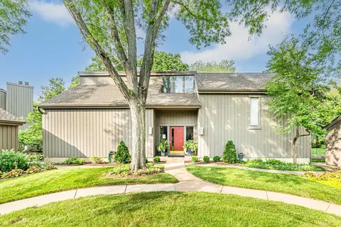 587 Old Barn Rd #D, Lake Barrington, IL 60010