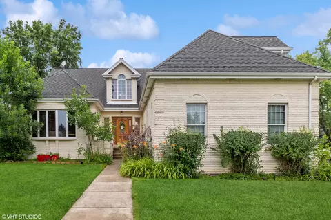 1138 N Carlyle Ct, Arlington Heights, IL 60004