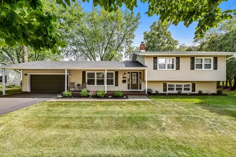 112 Triton Ln, Naperville, IL 60540