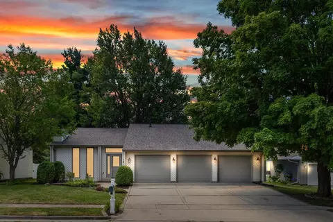 16 Independence Sq, Bloomington, IL 61704