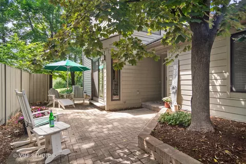 336 Oak Hill Rd, Lake Barrington, IL 60010