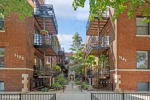 1137 W Grace St #2E, Chicago, IL 60613