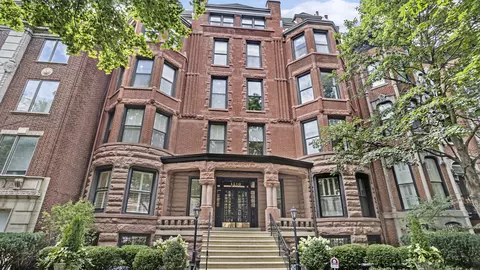 1510 N Dearborn Pkwy #302, Chicago, IL 60610