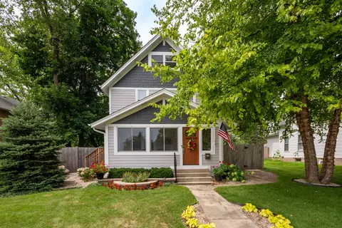 105 3rd St, Libertyville, IL 60048