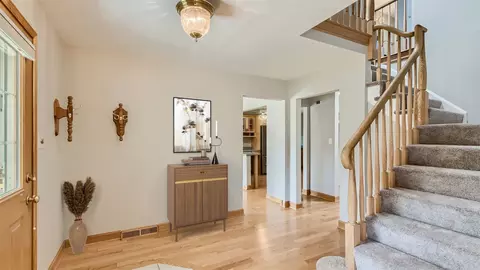4045 Mason Dr, Hoffman Estates, IL 60192 photo 2
