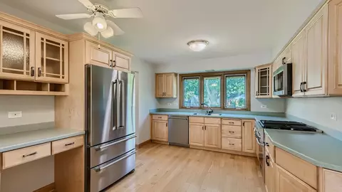 4045 Mason Dr, Hoffman Estates, IL 60192 photo 5