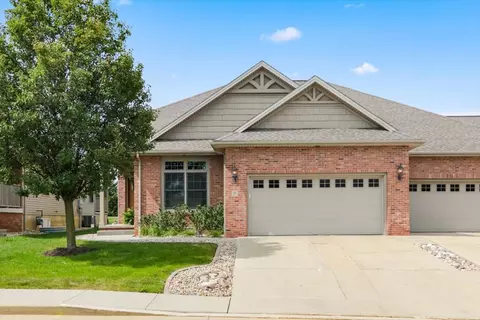 7 Saint Ivans Cir, Bloomington, IL 61705