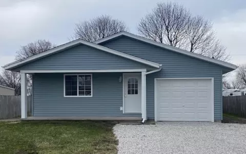 1304 N Nixon Dr, Pontiac, IL 61764