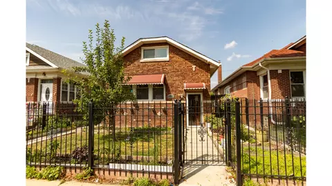 6140 N Claremont Ave, Chicago, IL 60659