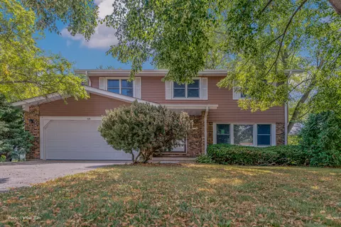 518 N Beck Rd, Lindenhurst, IL 60046