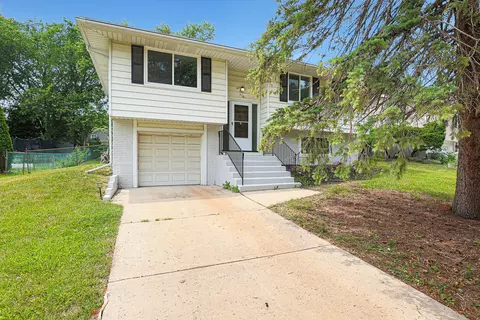 612 S Braintree Dr, Schaumburg, IL 60193