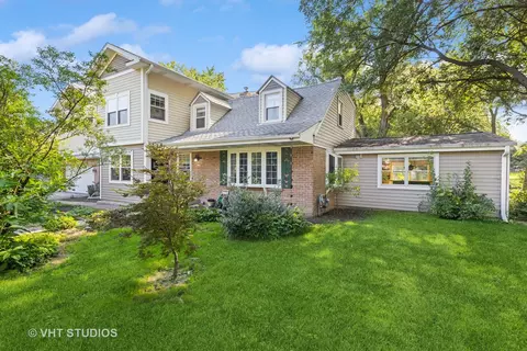 2 N083 Roberta Ave, Carol Stream, IL 60188