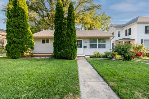 806 E Locust St, Bloomington, IL 61701