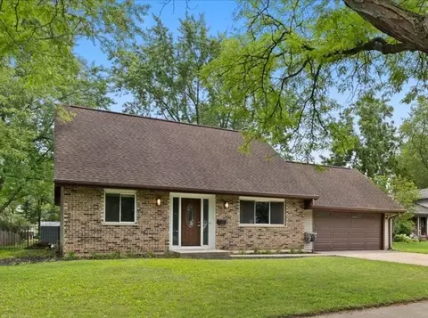 913 Abbington Dr, Crystal Lake, IL 60014