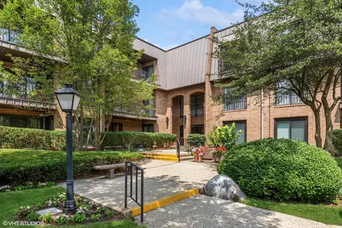 3 Court Of Harborside Dr #104, Northbrook, IL 60062