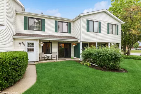 906 Jackson Ct, Vernon Hills, IL 60061