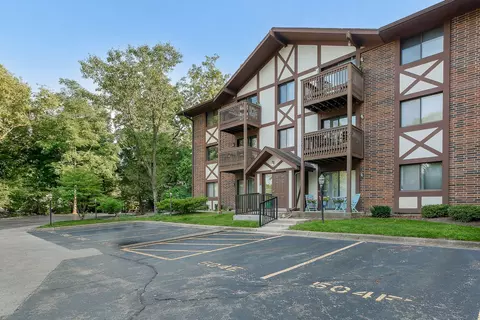 504 Taylor Ave #E, Glen Ellyn, IL 60137