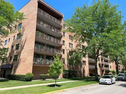 905 Center St #104, Des Plaines, IL 60016