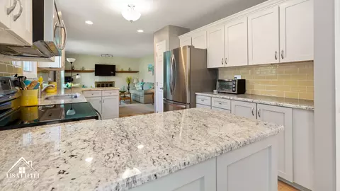 405 Regency Ct, Aurora, IL 60504 photo 4