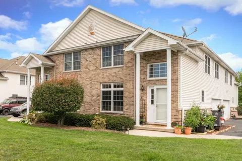 463 N Charles St, Cortland, IL 60112