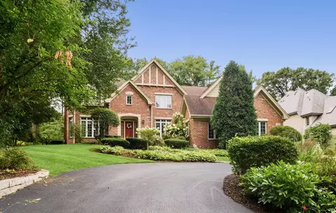 125 Indianwood Ln, Indian Head Park, IL 60525