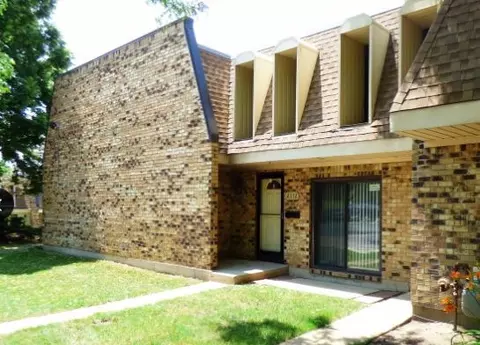 2112 Country Club Dr #8G, Woodridge, IL 60517