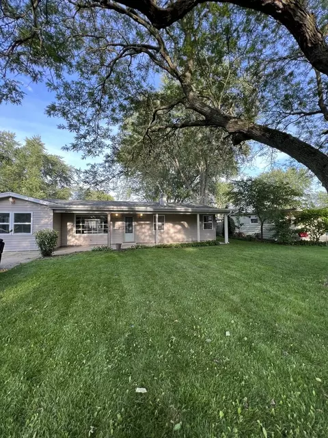 17 Cedar Dr, North Aurora, IL 60542