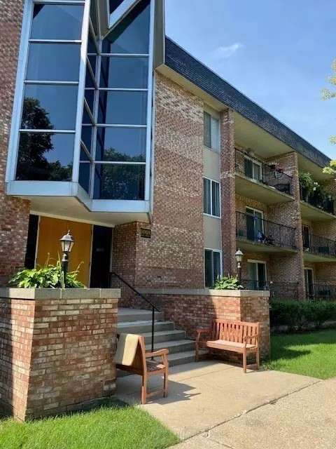 1001 N Mill St #212, Naperville, IL 60563