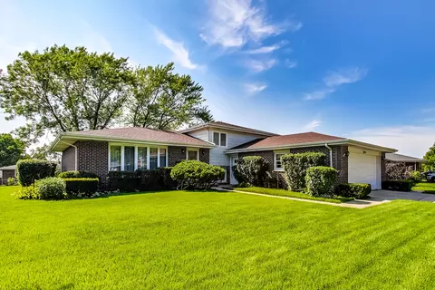 8124 Sawyer Rd, Darien, IL 60561