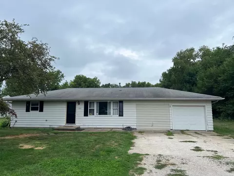 180 Southmoor Ave, Manito, IL 61546