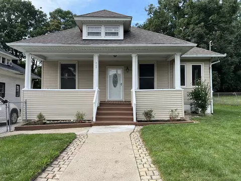 460 Addison St, Elgin, IL 60120