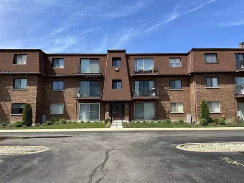 712 Cobblestone Cir #E, Glenview, IL 60025