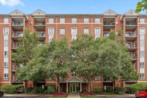 110 N Milwaukee Ave #2-301, Wheeling, IL 60090
