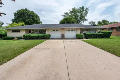 2313 9th Pkwy, Waukegan, IL 60085