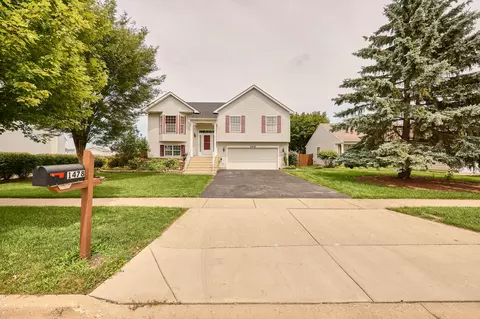 1478 Woodland Dr, South Elgin, IL 60177