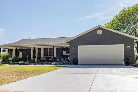 15582 N East Rd, Effingham, IL 62401