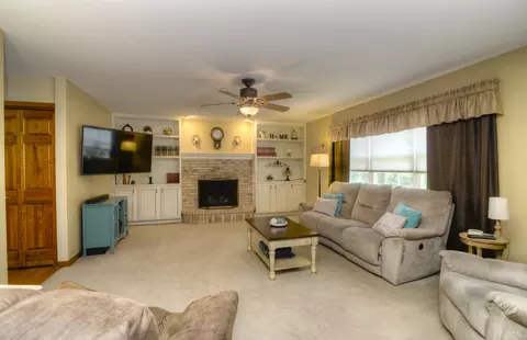 904 Hampton Dr, Carol Stream, IL 60188 photo 8