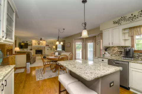 904 Hampton Dr, Carol Stream, IL 60188 photo 15