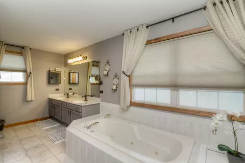 904 Hampton Dr, Carol Stream, IL 60188 photo 24