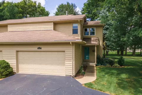 8662 Oakmont Rd, Bloomington, IL 61705