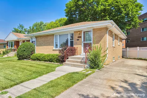 4850 Howard St, Skokie, IL 60077
