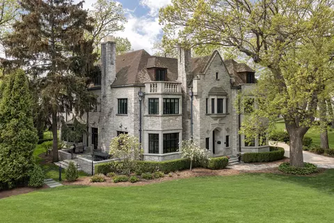 17 Canterbury Ct, Wilmette, IL 60091