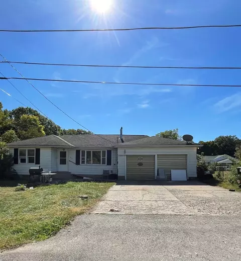 404 Caroline St, Creve Coeur, IL 61610