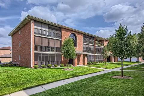 5029 W Circle Dr #204, Crestwood, IL 60445