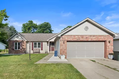 2524 Hidden Oaks Dr, Charleston, IL 61920