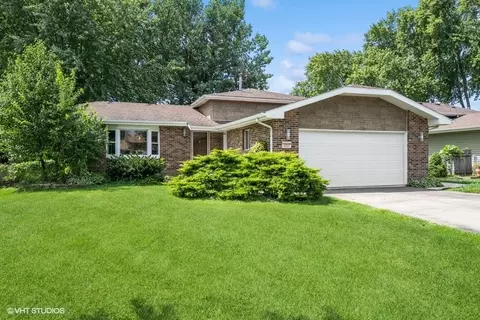 105 Saint George Ln, Oswego, IL 60543