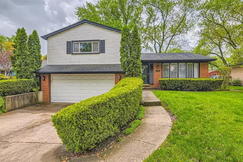 1755 E Wood Ln, Mount Prospect, IL 60056