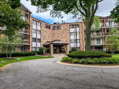 250 W Parliament Pl #418, Mount Prospect, IL 60056
